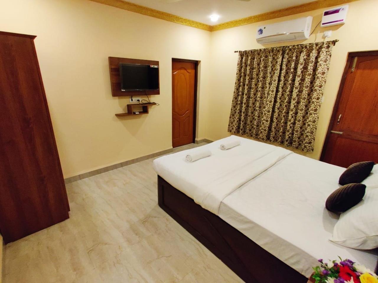 Ena Holiday Inn Calangute Esterno foto