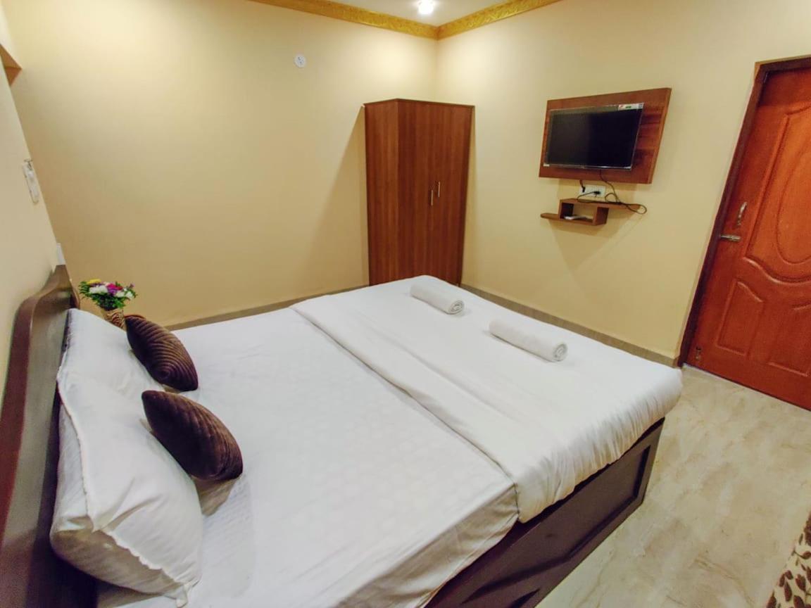 Ena Holiday Inn Calangute Esterno foto